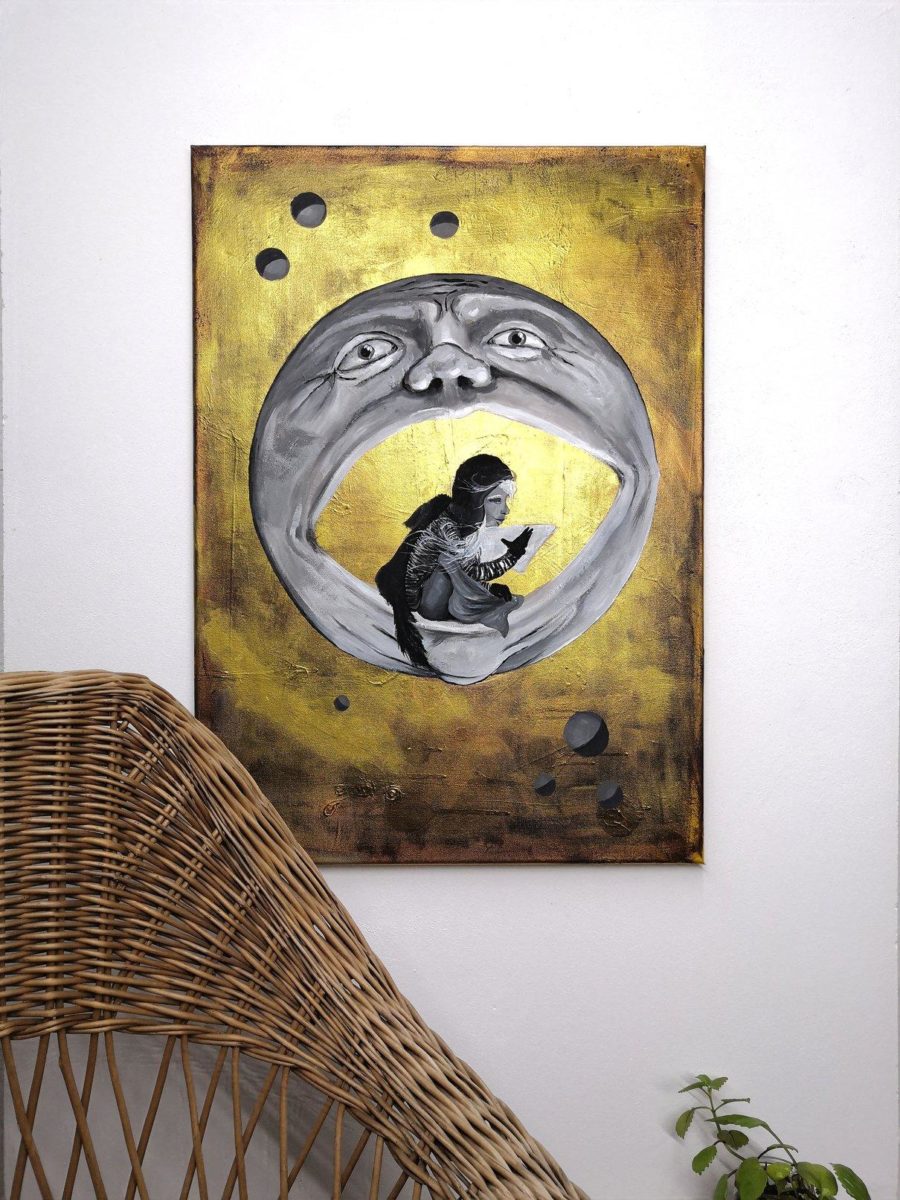 Acrylmalerei namens Mondmädchen, ein Mädchen sitzt im Mund des Mondes und liest