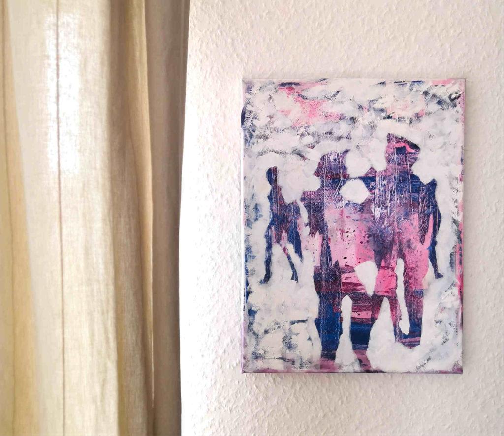 Acrylmalerei Fußgängerzone 30x40 cm hängt neben Gardine