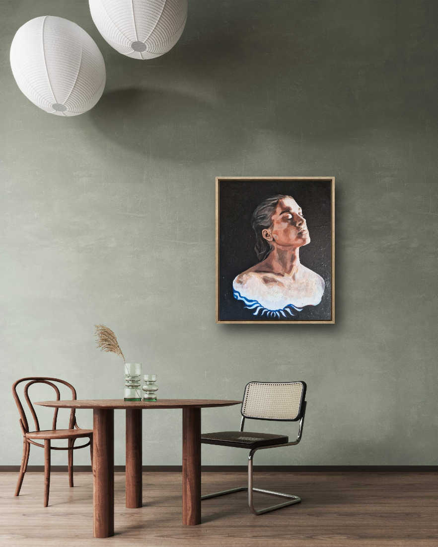 Portrait eines jungen Mannes hängt über einem runden Esstisch